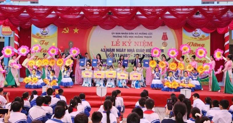 Hoang Trach İlkokulu Üçüncü Sınıf Emek Madalyası aldı