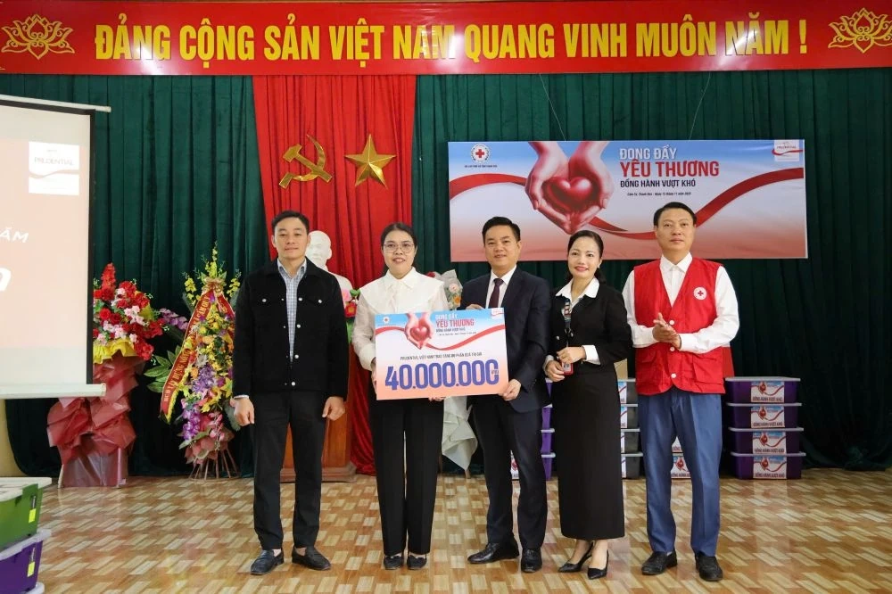 Delar ut 80 gåvor för att stödja människorna i Cam Tu-kommunen i att övervinna konsekvenserna av naturkatastrofer