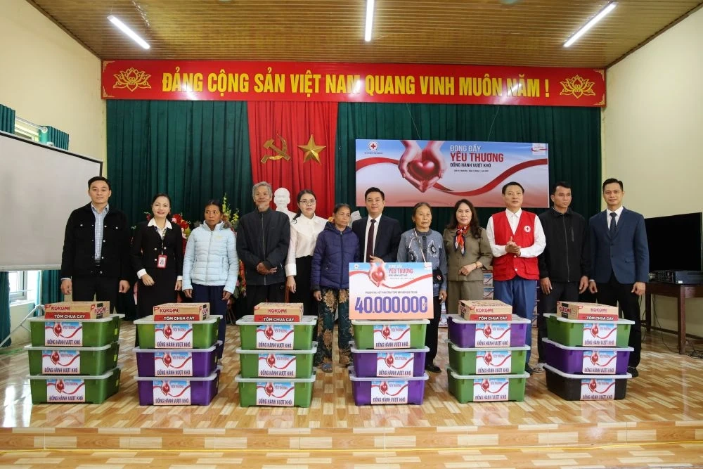 Delar ut 80 gåvor för att stödja människorna i Cam Tu-kommunen i att övervinna konsekvenserna av naturkatastrofer