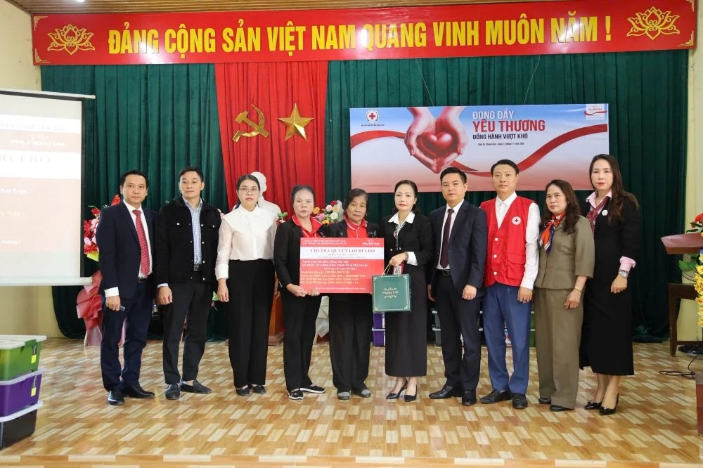 Delar ut 80 gåvor för att stödja människorna i Cam Tu-kommunen i att övervinna konsekvenserna av naturkatastrofer