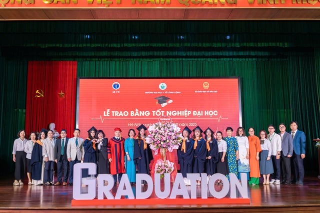 Innovation inom folkhälsoutbildning - Stiftelsen för universell hälsovård - Foto 3. Đổi mới đào tạo Y tế công cộng - Nền tảng cho chăm sóc sức khỏe toàn dân- Ảnh 3.