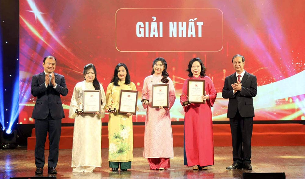 Bộ trưởng Bộ Giáo dục và Đào tạo Nguyễn Kim Sơn và Thứ trưởng thường trực Bộ Văn hóa, Thể thao và Du lịch Lê Hải Bình trao giải Nhất cho nhóm tác giả.