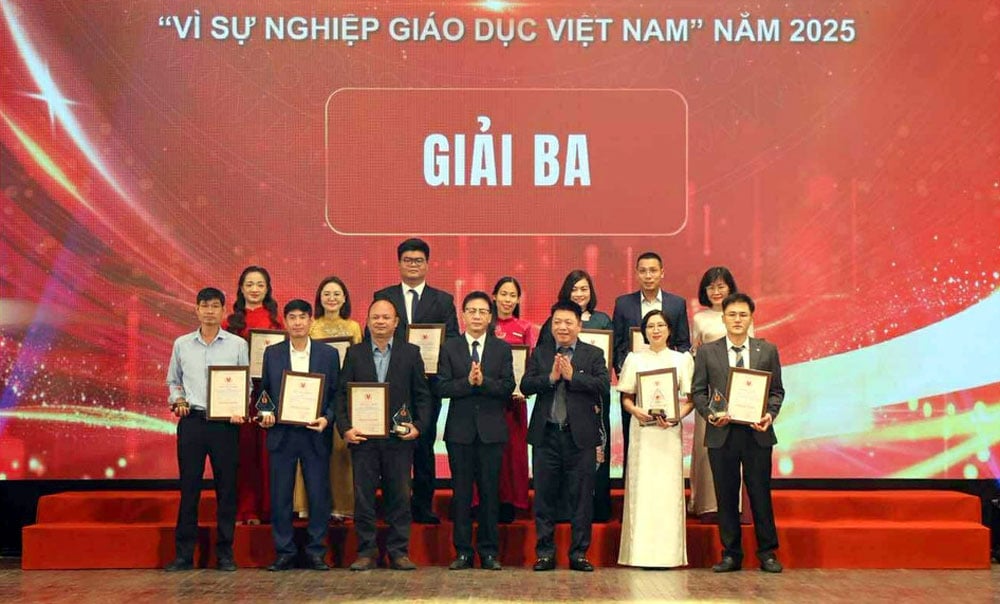Đại diện Ban Tổ chức trao giải Ba cho các tác giả, nhóm tác giả.
