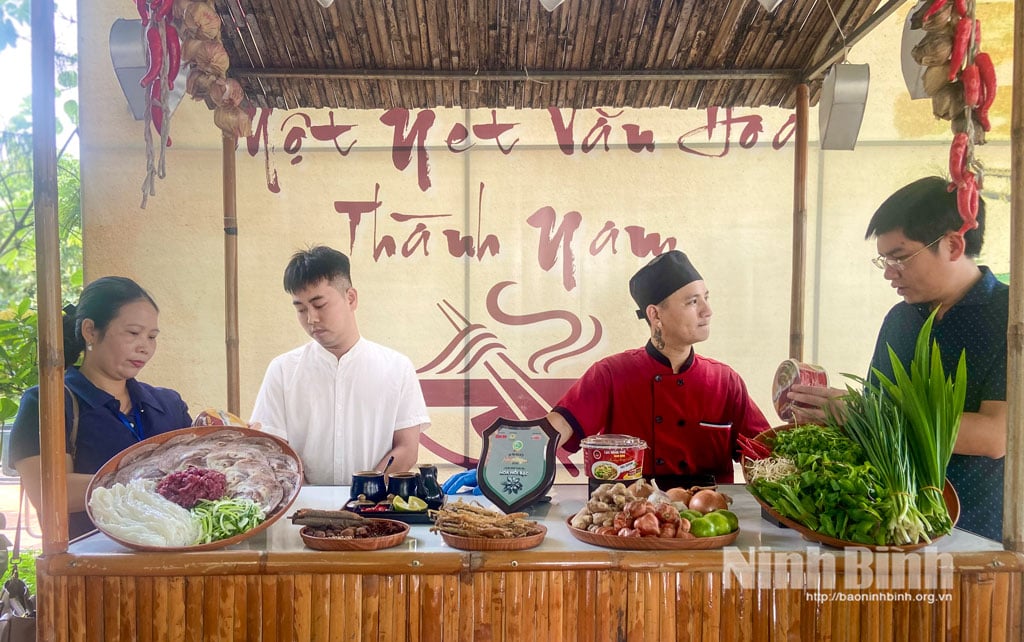 کارکنان شرکت سهامی خاص سرمایهگذاری ساخت و ساز تجاری اکولوژیکی لوک وونگ (بخش نام دین)، سوپ رشته فرنگی گوشت گاو لاک هونگ فو - یک محصول OCOP سه ستاره - را معرفی میکنند.
