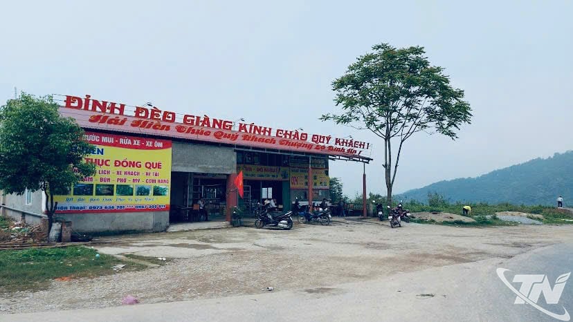 ບ່ອນຈອດລົດແຄມທາງທີ່ຄຸ້ນເຄີຍສຳລັບນັກທ່ອງທ່ຽວ ແລະ ຄົນຂັບລົດເມື່ອເອົາຊະນະ Giang Pass.