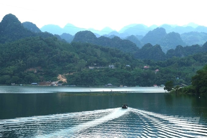 होआ बिन्ह झील का एक कोना। फोटो: केटी। Một góc hồ Hòa Bình. Ảnh: KT.