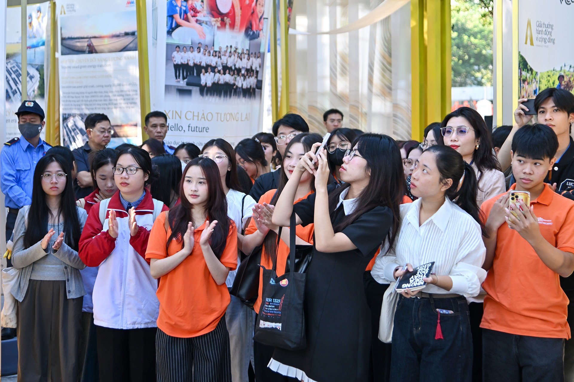 ແຕ່ຕອນເຊົ້າ, ງານວາງສະແດງໄດ້ດຶງດູດຊາວໜຸ່ມເຂົ້າຊົມເປັນຈຳນວນຫຼວງຫຼາຍ. Ngay từ sáng sớm, triển lãm thu hút đông đảo các bạn trẻ đến tham quan.