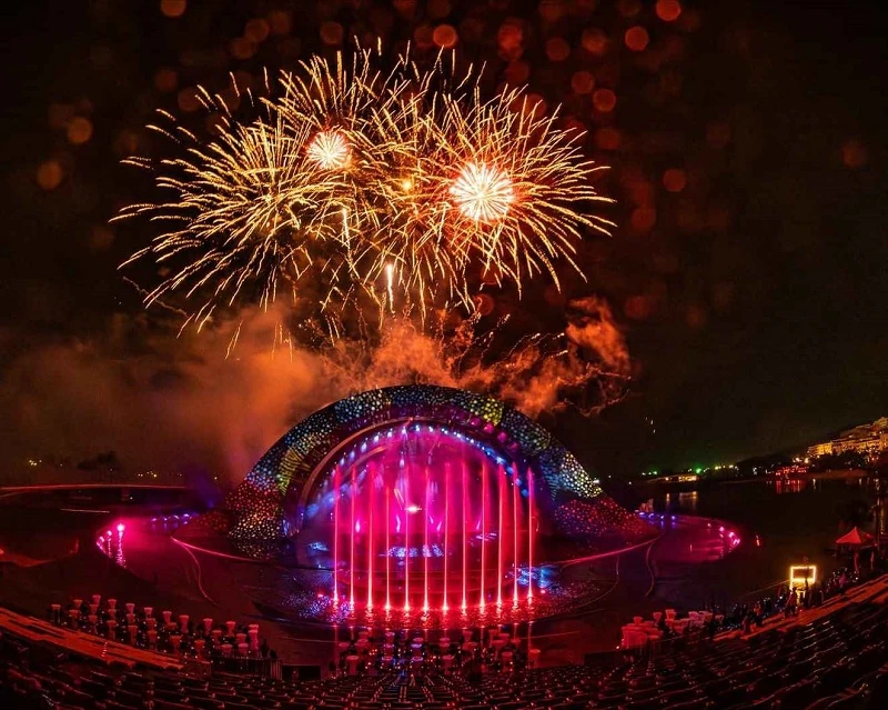 Forslag til en morsom tur til Sunset Town: Fra innsjekking på dagtid til iøynefallende kveldsshow