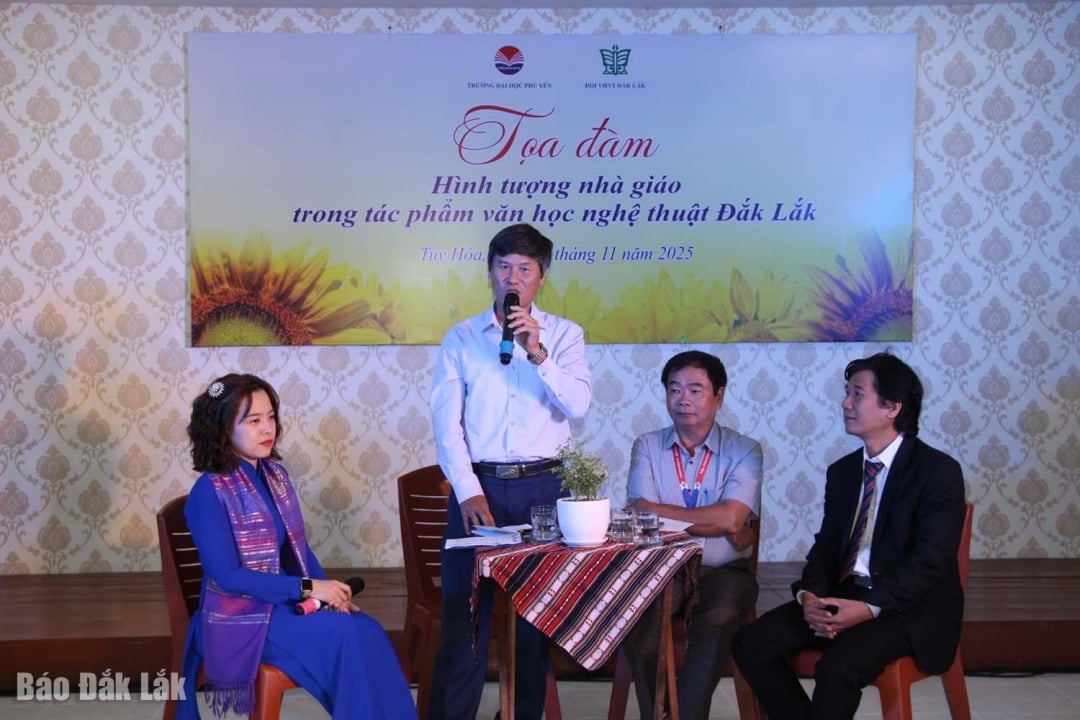 កវី Bui Van Thanh ប្រធានសមាគមអក្សរសិល្ប៍ Dak Lak ភាគខាងកើតបានណែនាំកំណាព្យអំពីគ្រូរបស់គាត់ដែលគាត់សរសេរដោយខ្លួនឯង។