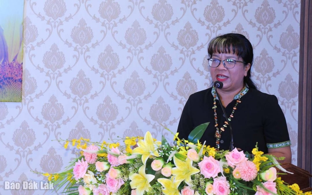 អ្នកនិពន្ធ Nie Thanh Mai ប្រធានសមាគមអក្សរសិល្ប៍ និងសិល្បៈខេត្តបានថ្លែងនៅក្នុងសិក្ខាសាលានេះ។