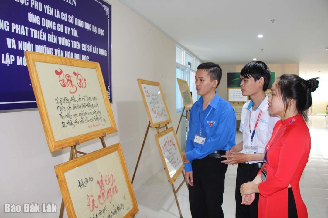 សិស្សទៅទស្សនា និងស្វែងយល់អំពីស្នាដៃសរសេរអក្សរផ្ចង់ និងកំណាព្យដែលសរសេរអំពីគ្រូរបស់ពួកគេ។