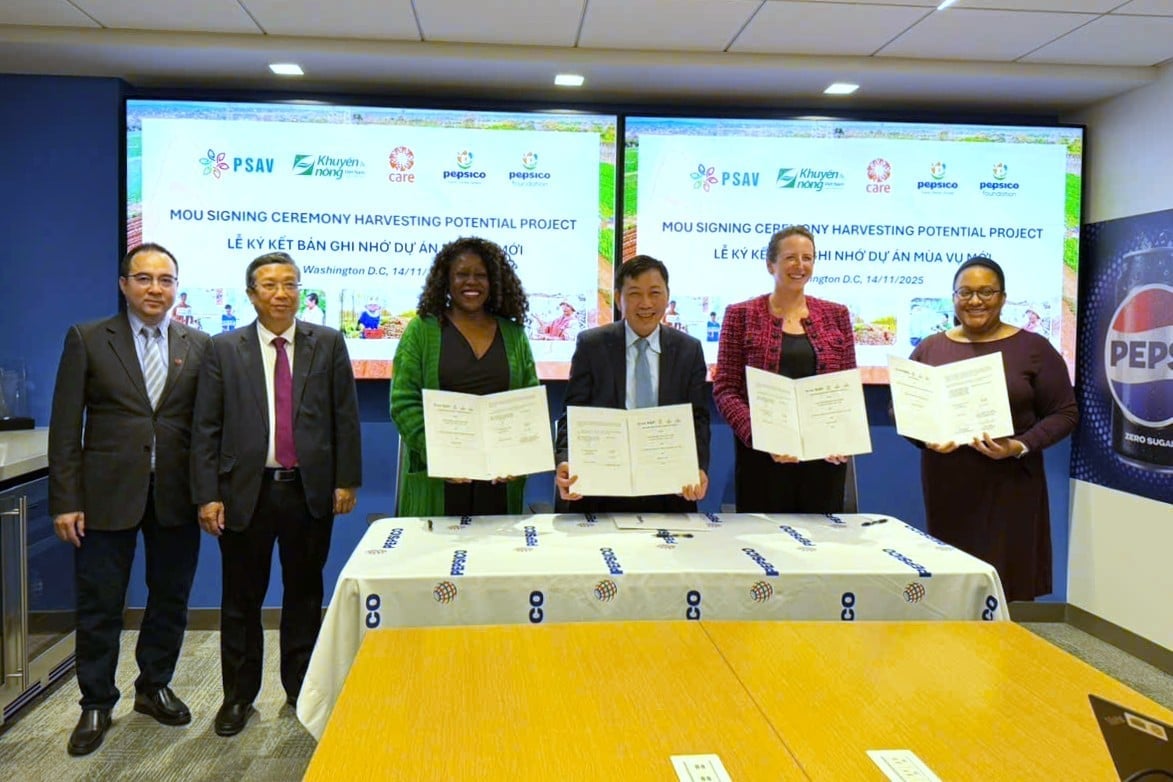 ຫົວໜ້າກົມຮ່ວມມືສາກົນ, ຜູ້ອໍານວຍການ PSAV Nguyen Do Anh Tuan, ປະທານມູນນິທິ PepsiCo ແລະ ສະມາຊິກຄະນະເບິ່ງແຍງດູແລ Sema Jayachandran ໄດ້ລົງນາມໃນບົດບັນທຶກຄວາມເຂົ້າໃຈ ໂດຍທ່ານຮອງລັດຖະມົນຕີ Hoang Trung, ການນໍາບໍລິສັດ PepsiCo, Care ແລະຜູ້ຕາງໜ້າສະຖານທູດຫວຽດນາມ ປະຈໍາ ອາເມລິກາ ແລະ ສະຖານທູດອາເມລິກາ ປະຈໍາ ຫວຽດນາມ. ຮູບພາບ: PSC. Vụ trưởng Vụ HTQT, Giám đốc PSAV Nguyễn Đỗ Anh Tuấn, Chủ tịch Quỹ PepsiCo và Thành viên quản trị Care Seema Jayachandran ký bản ghi nhớ với sự chứng khiến của Thứ trưởng Hoàng Trung, lãnh đạo PepsiCo, Care và đại diện ĐSQ Việt Nam ở Hoa Kỳ cùng ĐSQ Hoa Kỳ tại Việt Nam. Ảnh: PSC.