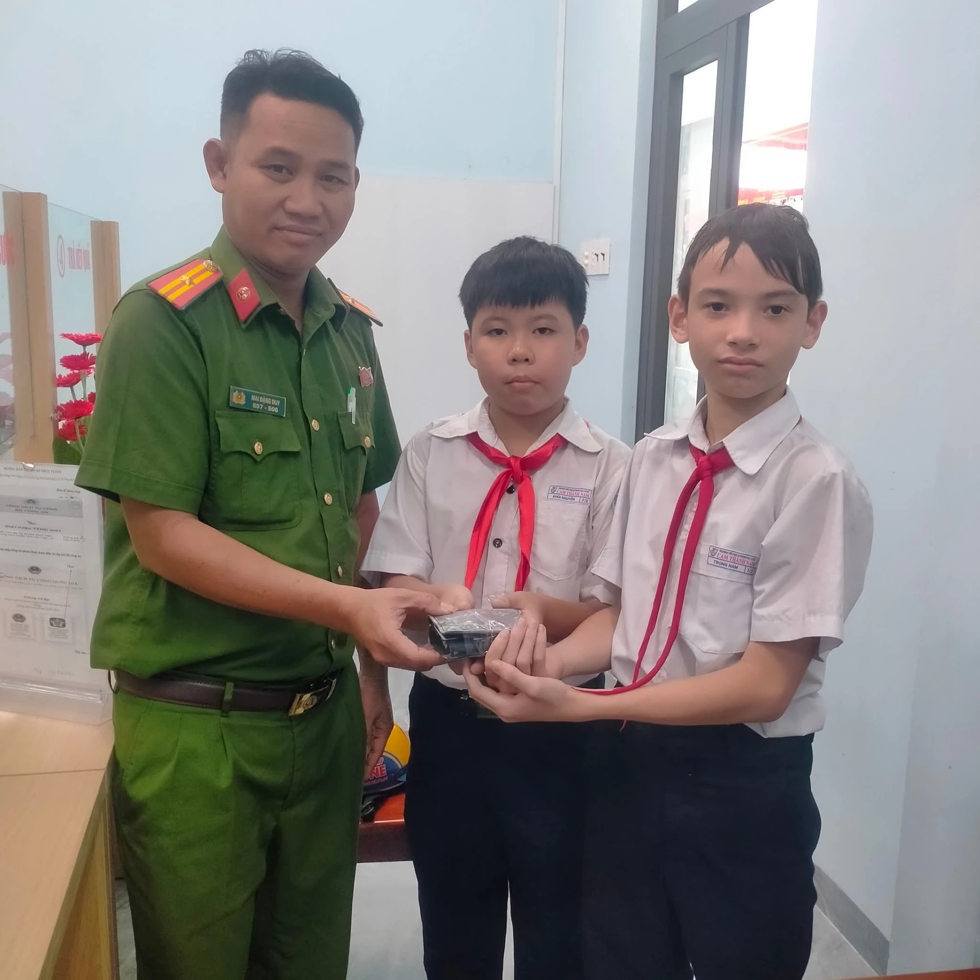 សិស្ស២នាក់បានប្រគល់កាបូបលុយដែលរកឃើញឱ្យនគរបាលសង្កាត់បាក់ខែម។