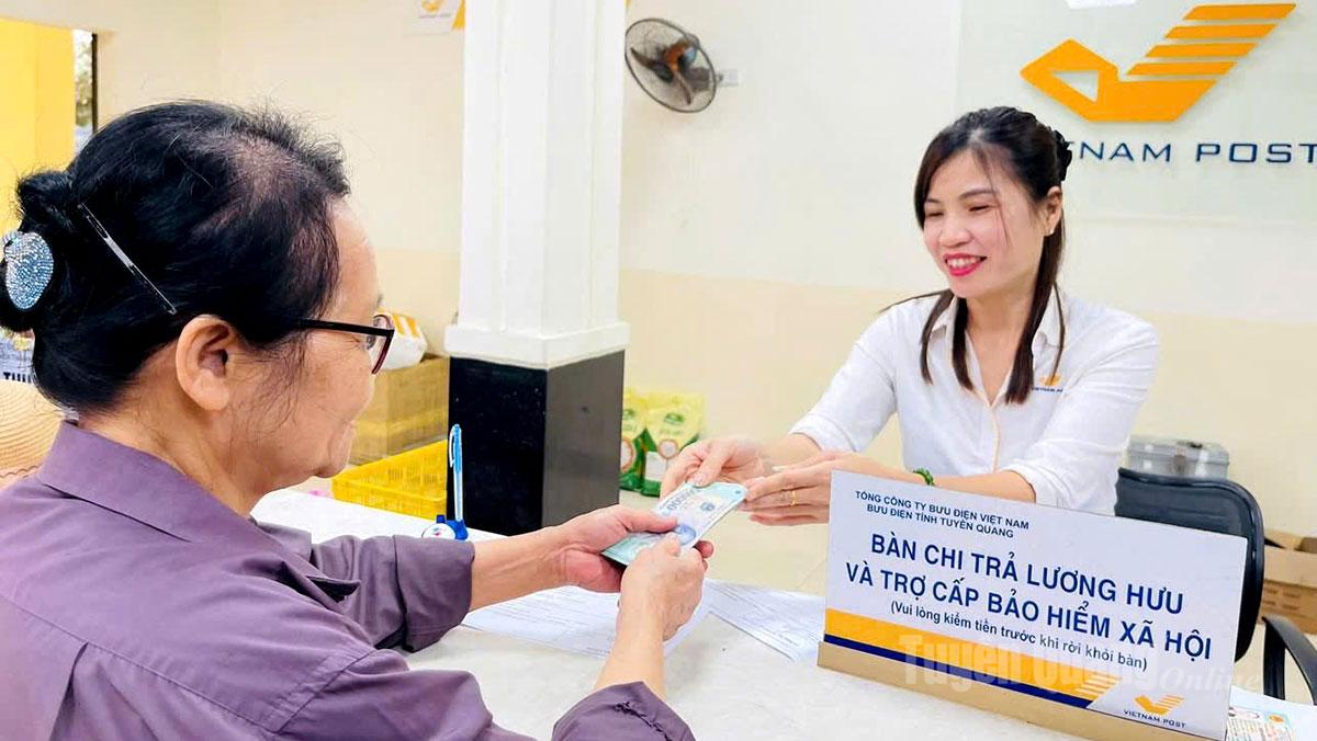 Pensionärer och socialförsäkringstagare får kontanter på postkontoret.