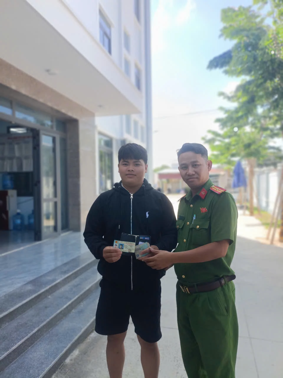 នគរបាលប៉ុស្តិ៍បាក់ខែមបានប្រគល់កាបូបទៅឲ្យជនដែលបាត់នោះវិញ ។