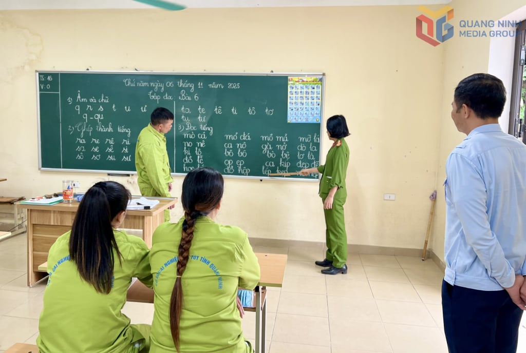 សិស្សប្រកបដោយការណែនាំរបស់គ្រូដែលជាមន្ត្រីនៃមជ្ឈមណ្ឌលស្តារនីតិសម្បទាគ្រឿងញៀនខេត្ត Quang Ninh។