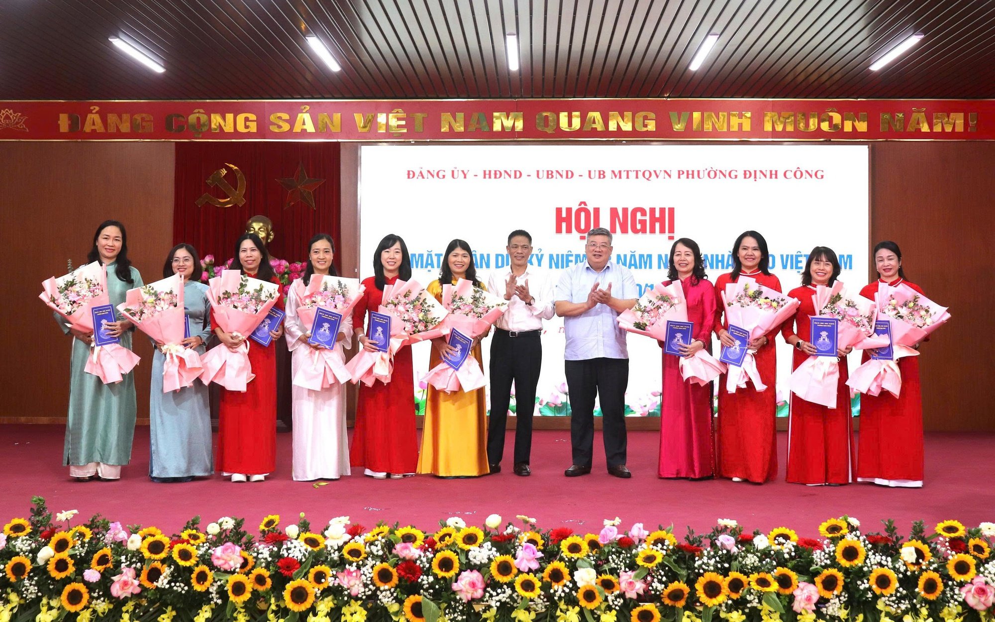 Lãnh đạo phường Định Công tặng hoa chúc mừng các thầy cô giáo nhân Kỷ niệm Ngày Nhà giáo Việt Nam