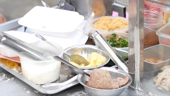 Неправильно приготовленная и хранящаяся пища может привести к пищевому отравлению.