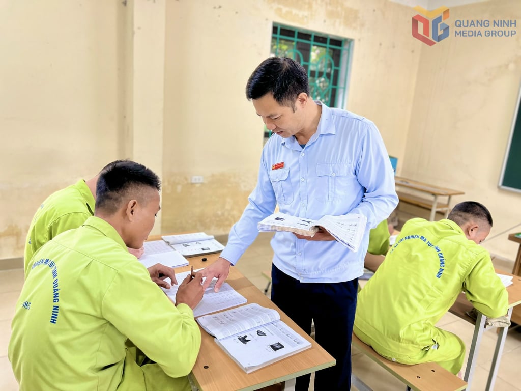 លោក ង្វៀន វ៉ាន់យុង ជាគ្រូបង្រៀននៅមណ្ឌលនេះ កំពុងណែនាំសិស្សឱ្យសរសេរឱ្យបានត្រឹមត្រូវ។