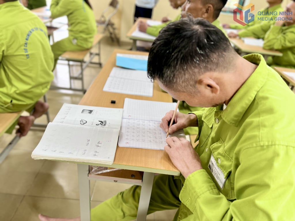 សិស្សសរសេរដាច់សរសៃឈាមខួរក្បាលនីមួយៗដោយប្រុងប្រយ័ត្ន។