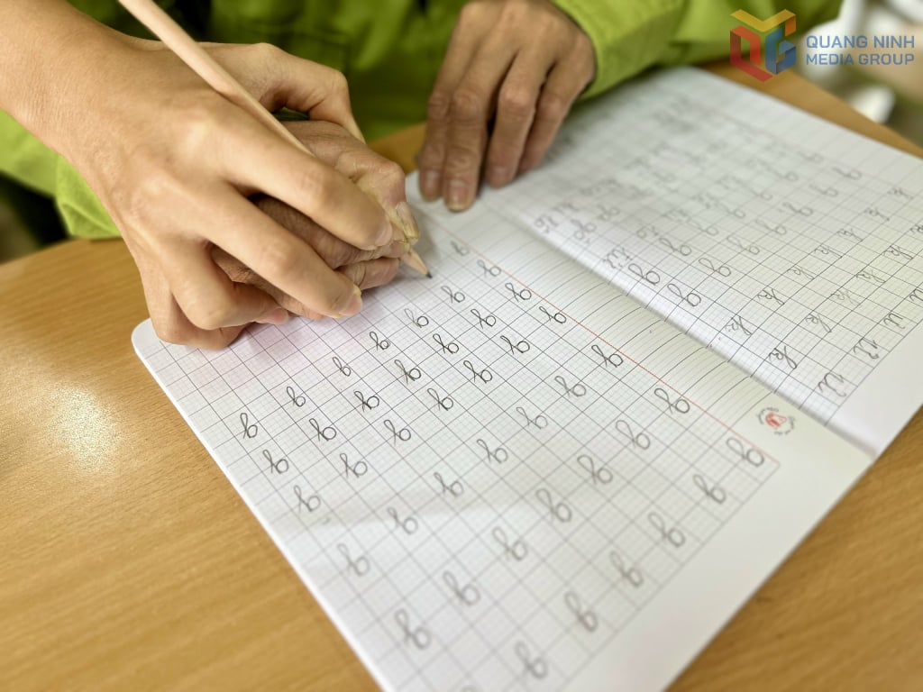 ការសរសេររបស់សិស្សជាច្រើនមិនមែនជាស្តង់ដារទេ ប៉ុន្តែគ្រូបង្រៀនផ្តល់ការណែនាំដល់ពួកគេផ្ទាល់។