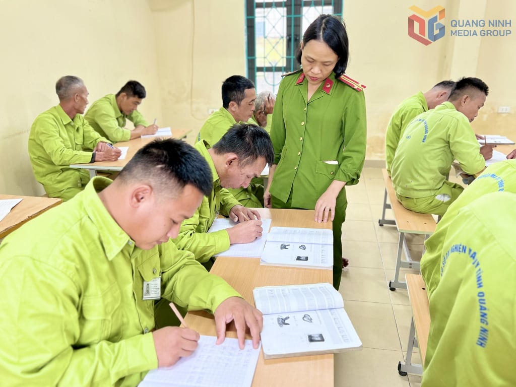 ក្នុងថ្នាក់នេះមានគ្រូបង្រៀនចំនួន ២នាក់ ក្នុងនោះមានម្នាក់ជាមន្ត្រីនាយកដ្ឋាននគរបាលប្រឆាំងបទល្មើសគ្រឿងញៀន ស្នងការនគរបាលខេត្ត។