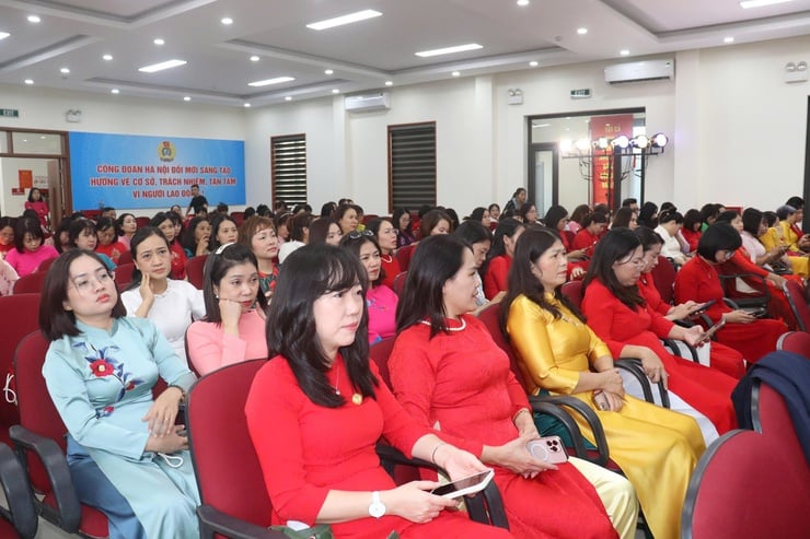 В округе Динь Конг отмечают 43-ю годовщину Дня учителя Вьетнама - Фото 1. Phường Định Công kỷ niệm 43 năm Ngày Nhà giáo Việt Nam- Ảnh 1.