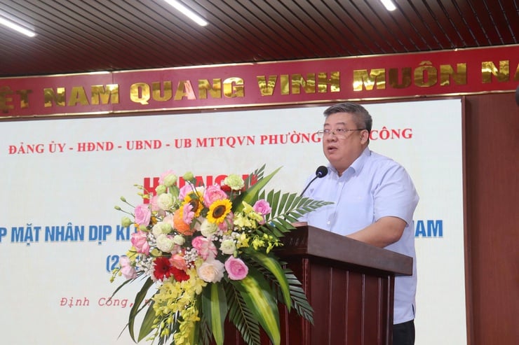 В округе Динь Конг отмечают 43-ю годовщину Дня учителя Вьетнама - Фото 2. Phường Định Công kỷ niệm 43 năm Ngày Nhà giáo Việt Nam- Ảnh 2.