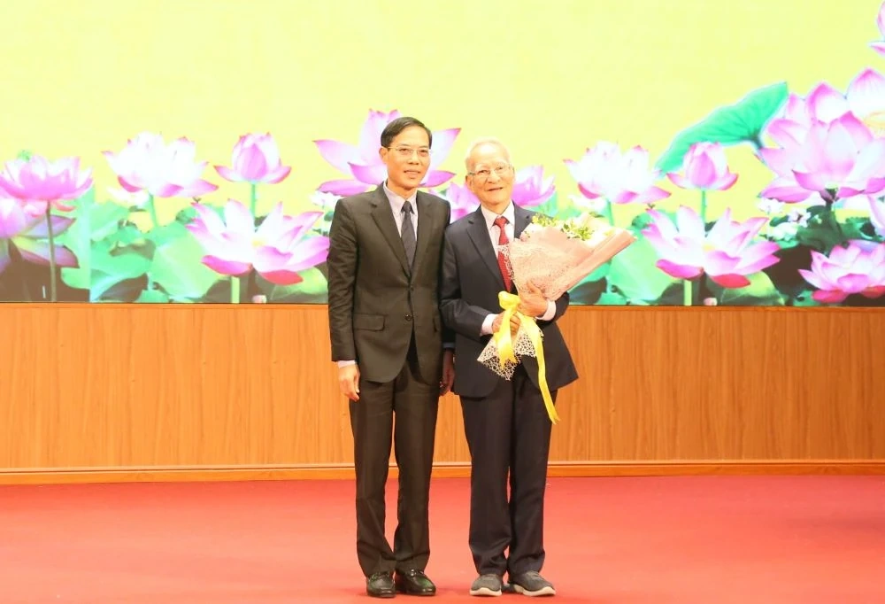 Oslava Dne vietnamských učitelů a udělení stipendií studentům od rodiny profesora Le Viet Lyho