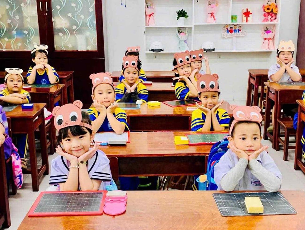 ទីក្រុង Da Nang៖ លោកគ្រូ អ្នកគ្រូ សុំមិនទទួលយកផ្កា ឬអំណោយនៅថ្ងៃទី ២០ ខែវិច្ឆិកា ដើម្បីបង្ហាញពី “ការដឹងគុណ” ដល់តំបន់ទឹកជំនន់ - រូបថត ២. Đà Nẵng: Thầy cô xin không nhận hoa, quà 20.11 chuyển 'lời tri ân' đến vùng lũ- Ảnh 2.