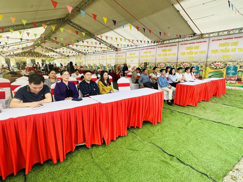 מאות מוצרים נמכרים בשוק המזון הבטוח בקומונה של קוואנג נין.