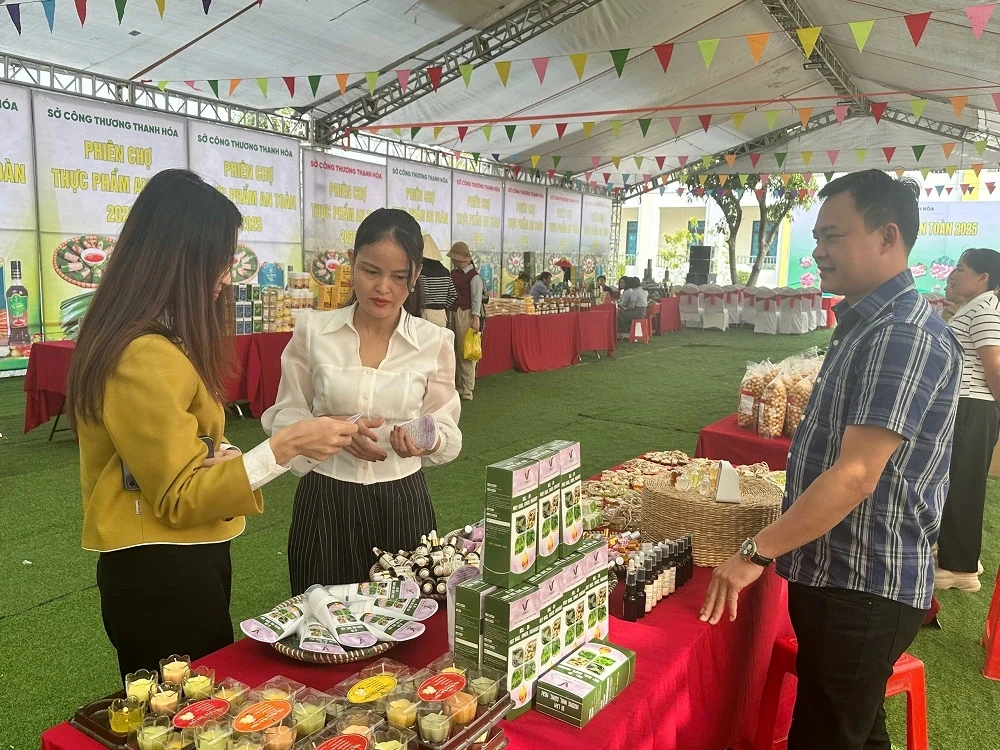 מאות מוצרים נמכרים בשוק המזון הבטוח בקומונה של קוואנג נין.