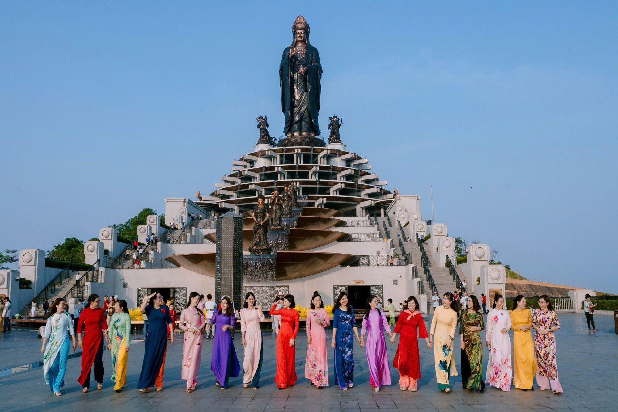 Khu du lịch núi Bà Đen ưu đãi và tặng quà đặc biệt cho giáo viên trong tháng 11 - Ảnh 1.