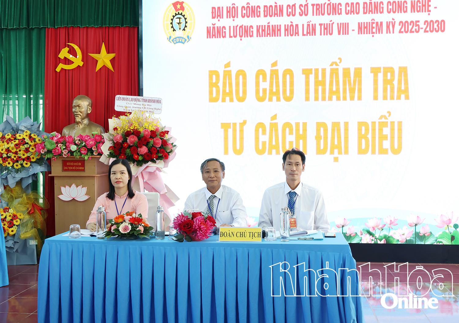 प्रेसीडियम कांग्रेस का संचालन करता है।