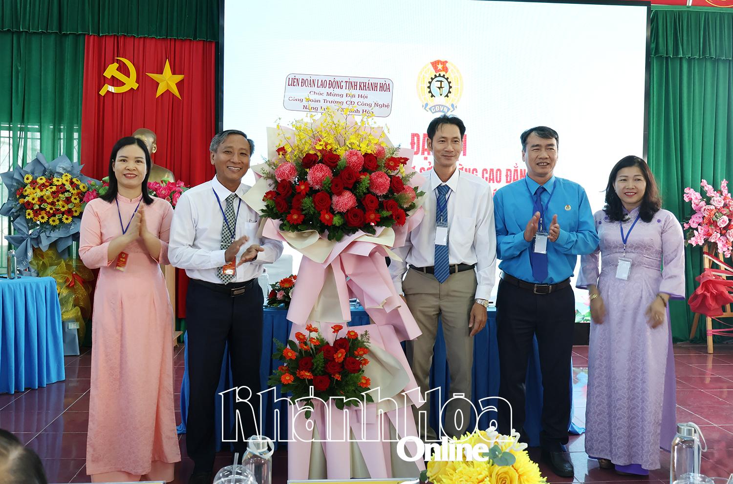 खान होआ प्रांतीय श्रमिक संघ के नेताओं ने कांग्रेस को बधाई देने के लिए फूल भेंट किए।