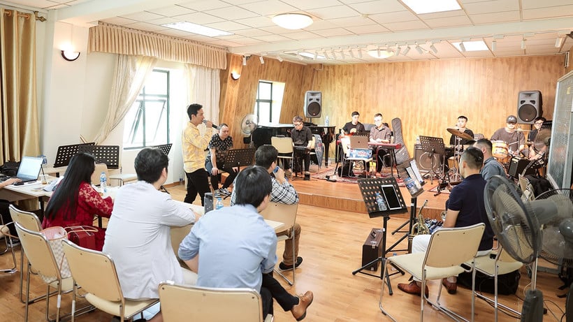 Artists diligently practice to prepare for the music night. (Photo: Organizers)