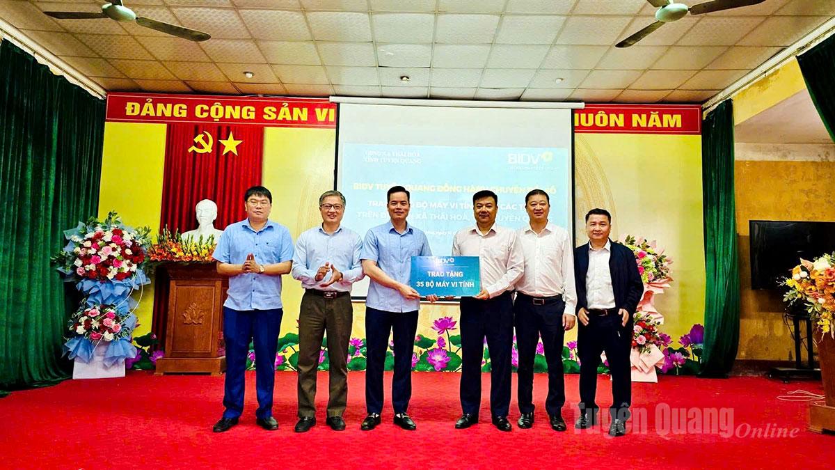 Ledare för BIDV Tuyen Quang-avdelningen överlämnade 35 datorer till folkkommittén i Thai Hoa-kommunen.
