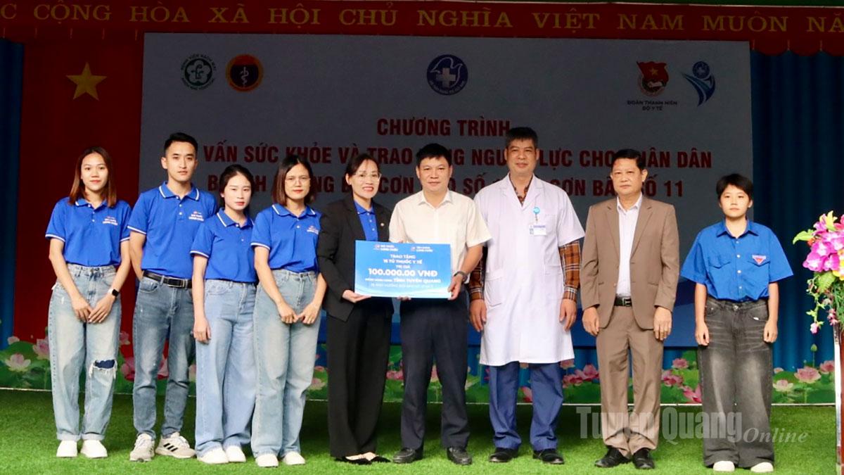 Para pemimpin Departemen Kesehatan Tuyen Quang menyerahkan lemari obat kepada Pusat Medis Regional Vi Xuyen, Quan Ba, kota Ha Giang (lama).