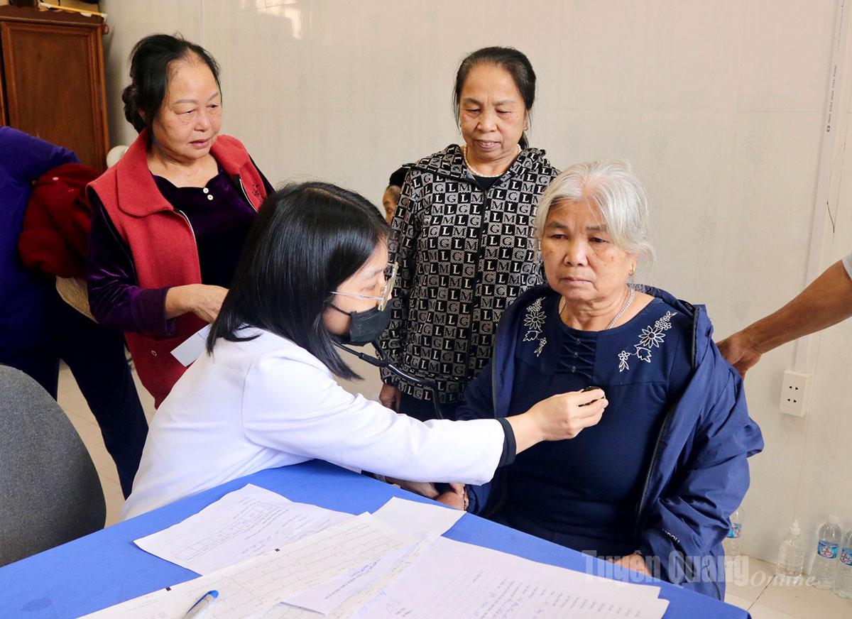 Dokter memeriksa warga di Pos Kesehatan Komune Ngoc Duong.