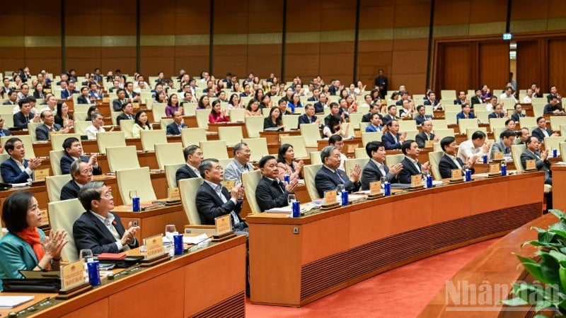 Setiausaha Agung Lam, Presiden Luong Cuong, ahli tetap Sekretariat Tran Cam Tu dan perwakilan yang menghadiri persidangan itu. (Foto: DUY LINH)