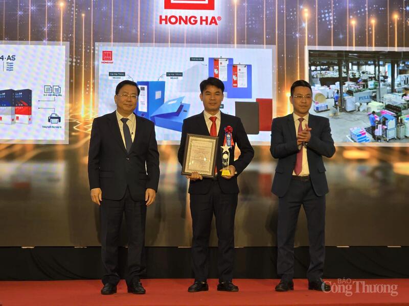 Dl. Vo Nguyen Phong - Directorul Departamentului Industriei și Comerțului (stânga) și dl. Quach Quang Dong - Director adjunct al Departamentului Industriei (Ministerul Industriei și Comerțului) au acordat certificatul societății pe acțiuni Hong Ha Stationery.