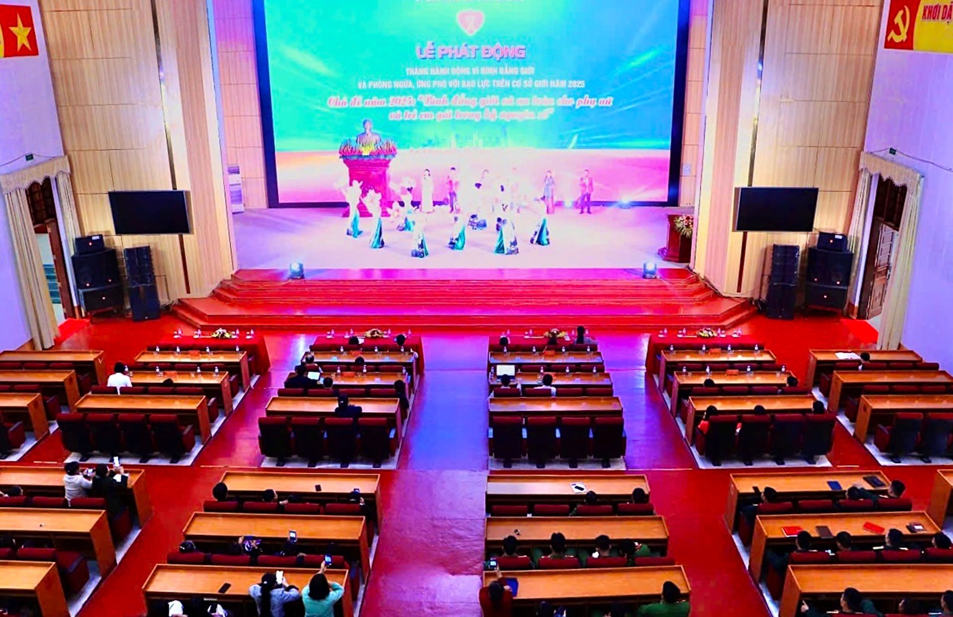 סצנת טקס השקת חודש הפעולה לשוויון מגדרי ומניעה ותגובה לאלימות מגדרית בשנת 2025. Quang cảnh Lễ phát động Tháng hành động vì bình đẳng giới và phòng ngừa, ứng phó với bạo lực trên cơ sở giới năm 2025.