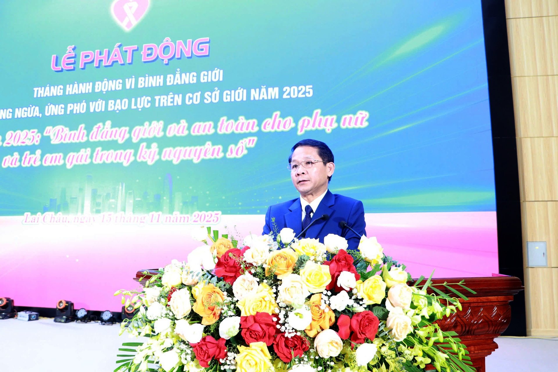 החבר טראן דוק היין - סגן מנהל משרד הפנים, דיבר בטקס ההשקה. Đồng chí Trần Đức Hiển - Phó Giám đốc Sở Nội vụ phát biểu tại lễ phát động.