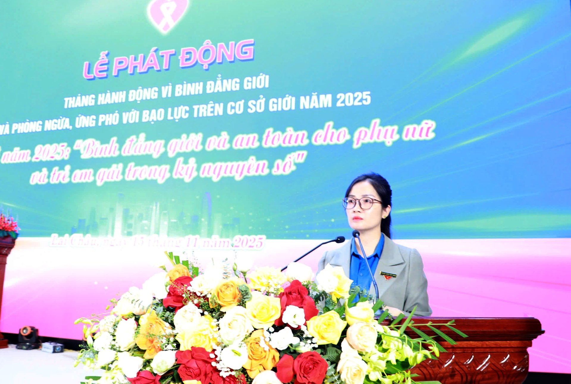 החבר טראן דוק היין - סגן מנהל משרד הפנים, דיבר בטקס ההשקה. Đồng chí Trần Đức Hiển - Phó Giám đốc Sở Nội vụ phát biểu tại lễ phát động.