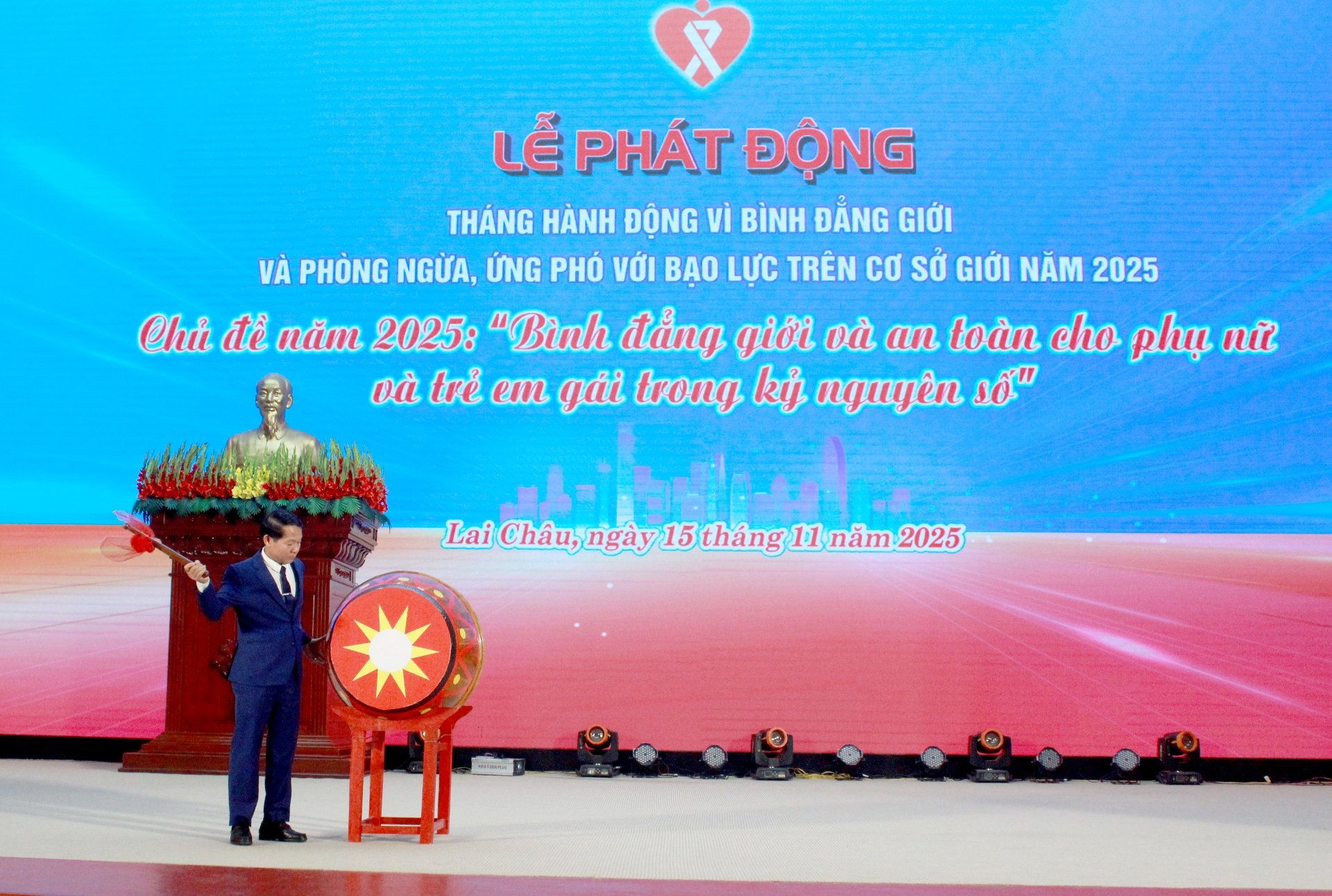 החבר טראן דוק היין - סגן מנהל משרד הפנים השיק סדרת פעילויות לרגל חודש הפעולה לשוויון מגדרי. Đồng chí Trần Đức Hiển - Phó Giám đốc Sở Nội vụ đánh trồng phát động chuỗi hoạt động nhân Thàng hành động vì bình đẳng giới.