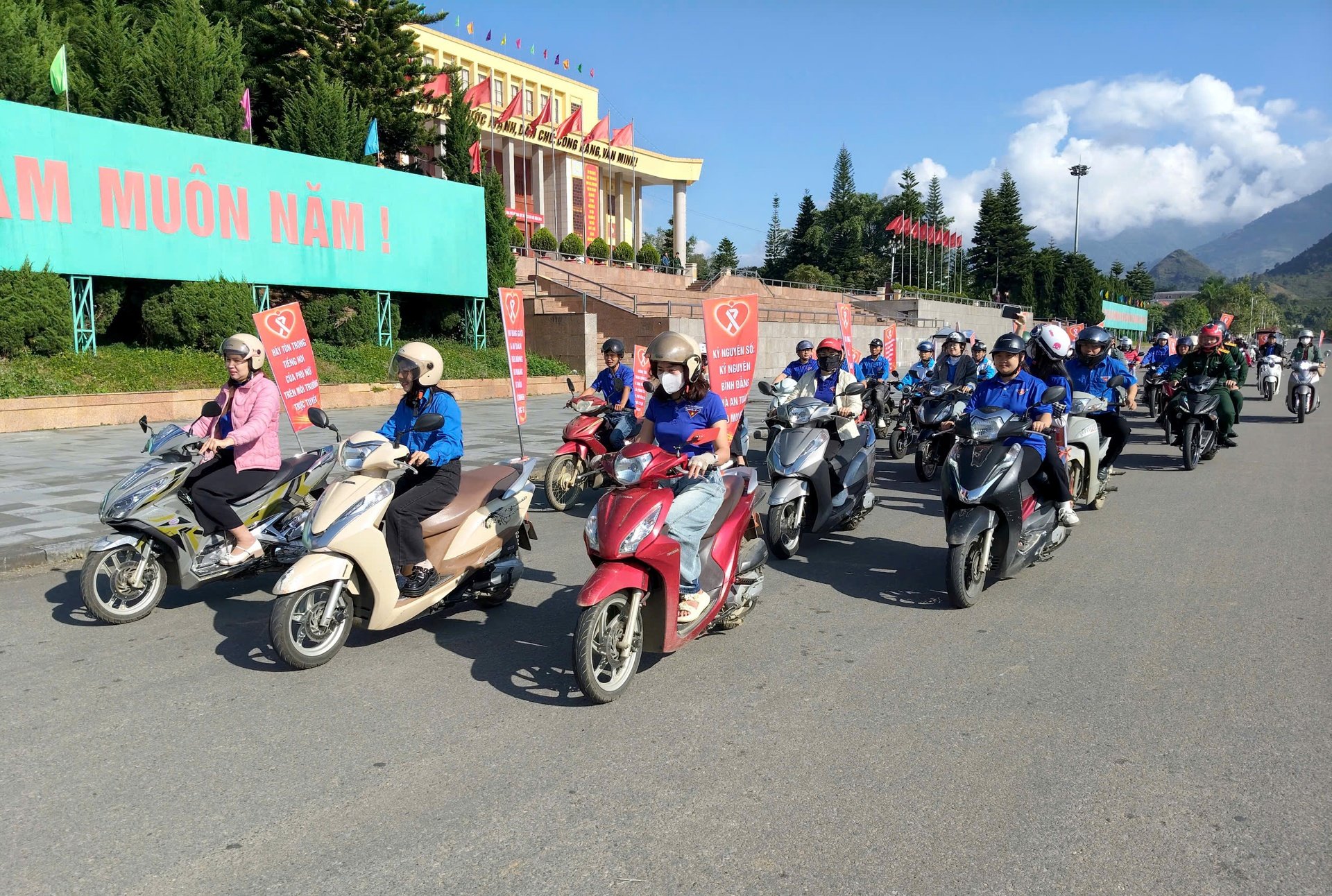 כוחות חמושים, חברי איגודים מקצועיים וצעירים צעדו ברחובות כדי להפיץ את מסר השוויון המגדרי. Các lực lượng vũ trang, đoàn viên, thanh niên ra quân diễu hành trên các tuyến đường nhằm lan tỏa thông điệp bình đẳng giới.