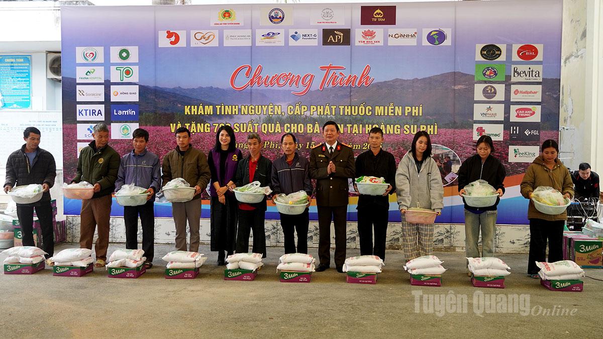 ผู้บัญชาการตำรวจภูธรจังหวัด และตัวแทนองค์กรการกุศล มอบของขวัญแก่ครัวเรือน