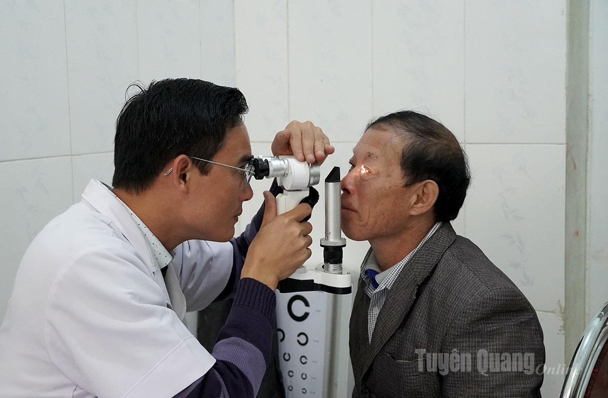 แพทย์ตรวจคนไข้ในตำบลหว่างซูพี