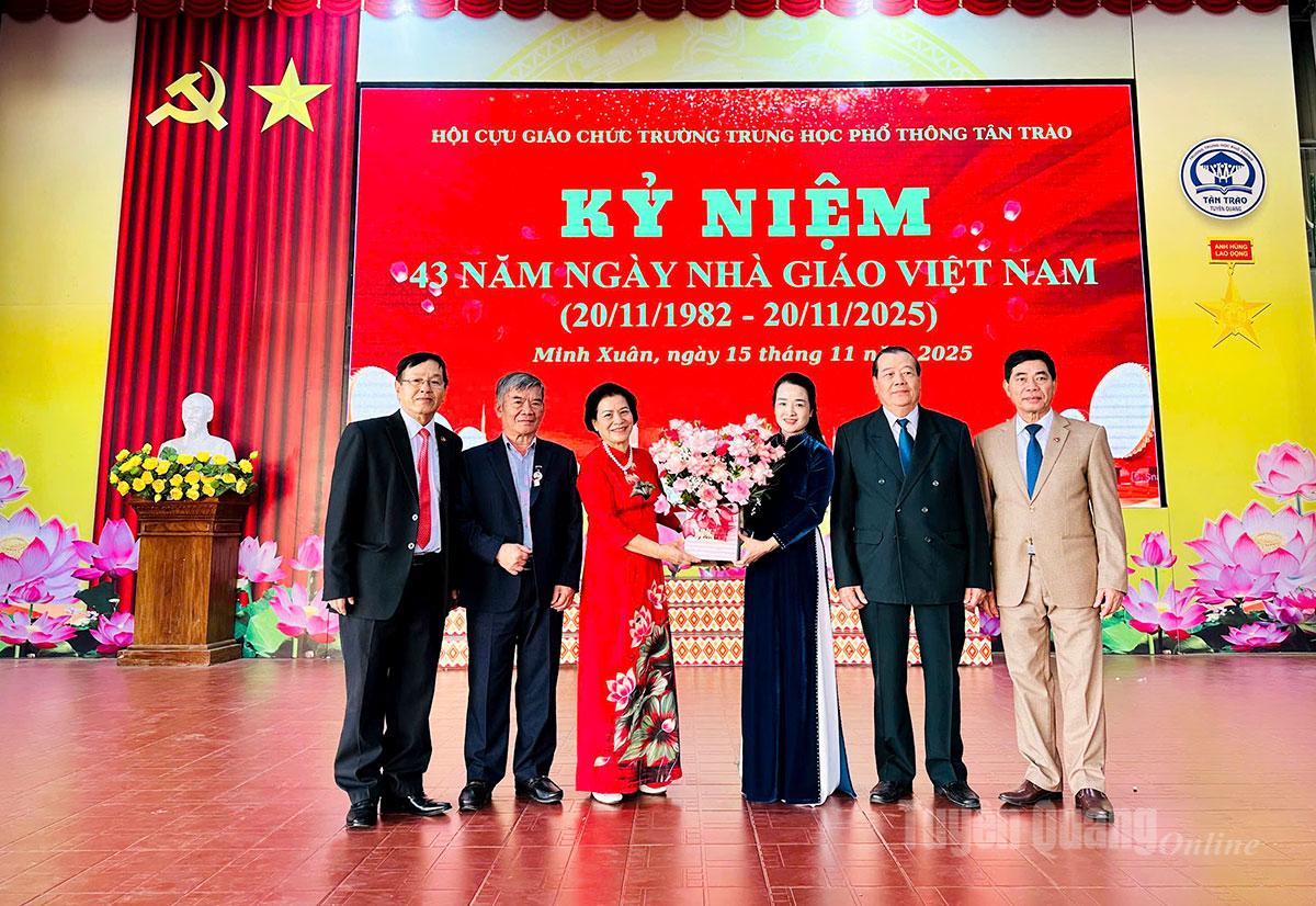 Середня школа Тан Трао вручила квіти на честь Асоціації колишніх вчителів.