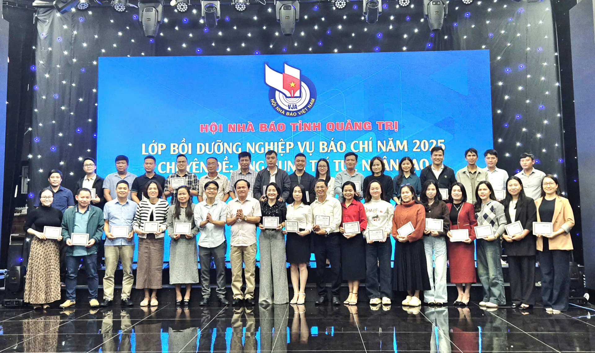 សមាគមអ្នកសារព័ត៌មានខេត្ត Quang Tri ប្រគល់វិញ្ញាបនបត្រដល់និស្សិតដែលបានបញ្ចប់វគ្គបណ្តុះបណ្តាល - រូបថត៖ MT